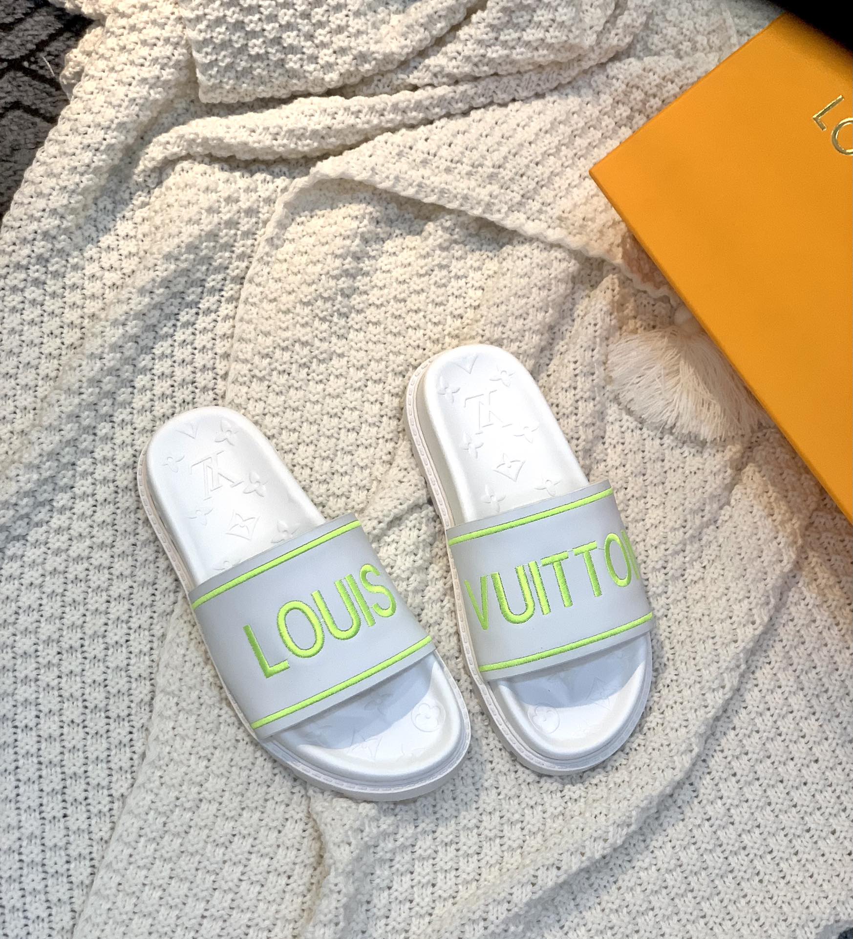 Louis Vuitton Women’s Pool Pillow Flat Comfort Mule White For Women LV