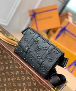 Louis Vuitton Trunk Slingbag Monogram Seal Black For Men, Men’s Bags, Crossbody Bags 8.1in/20.5cm LV M57952