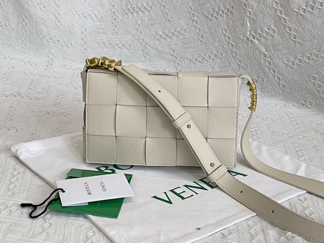 Bottega Veneta Cassette White, For Women, Women’s Bags 9.1in/23cm 666870V17H19009