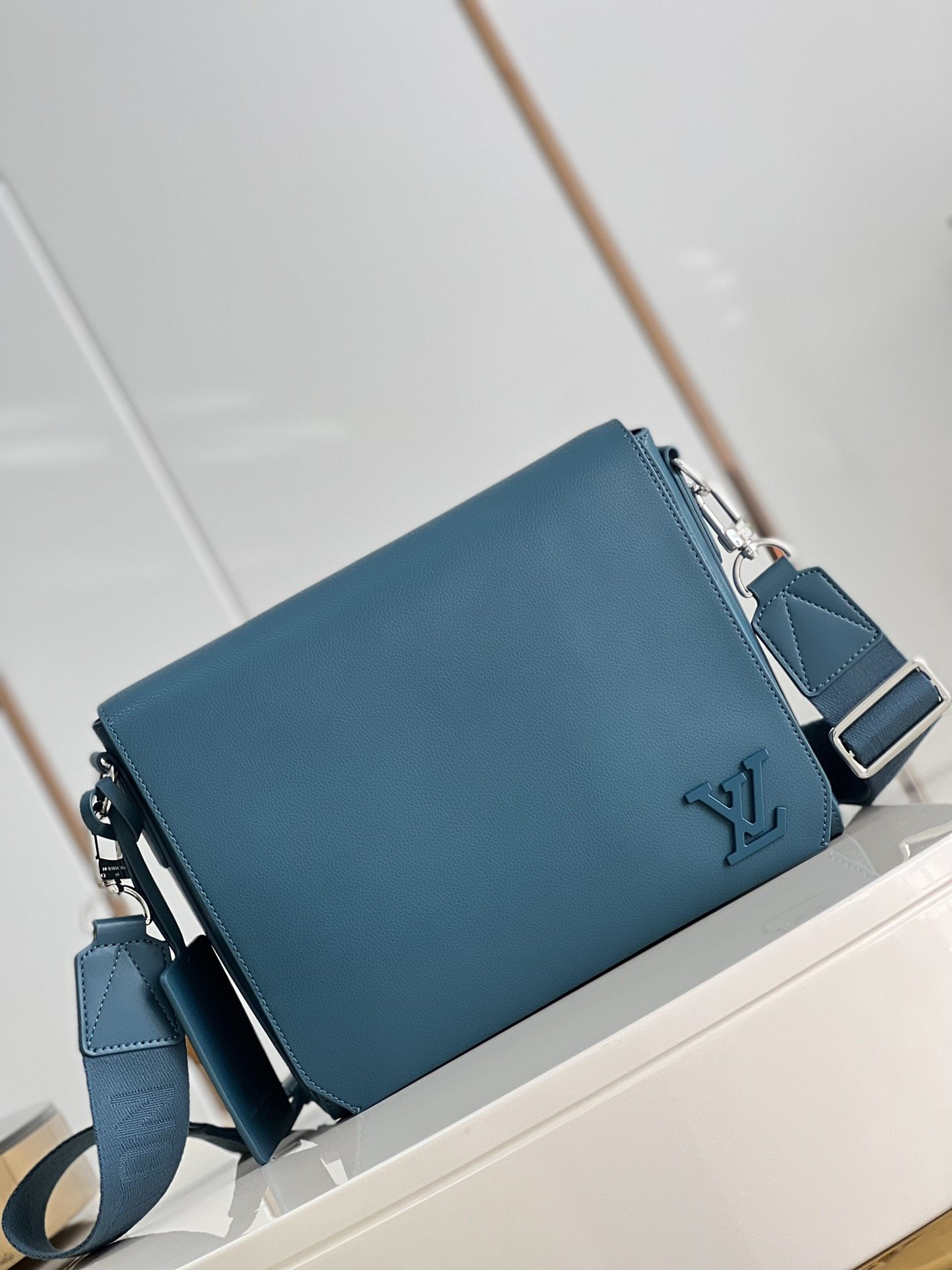 Louis Vuitton Messenger Grain Blue For Men, Men’s Bags, Shoulder And Crossbody Bags 11in/28cm LV M59327