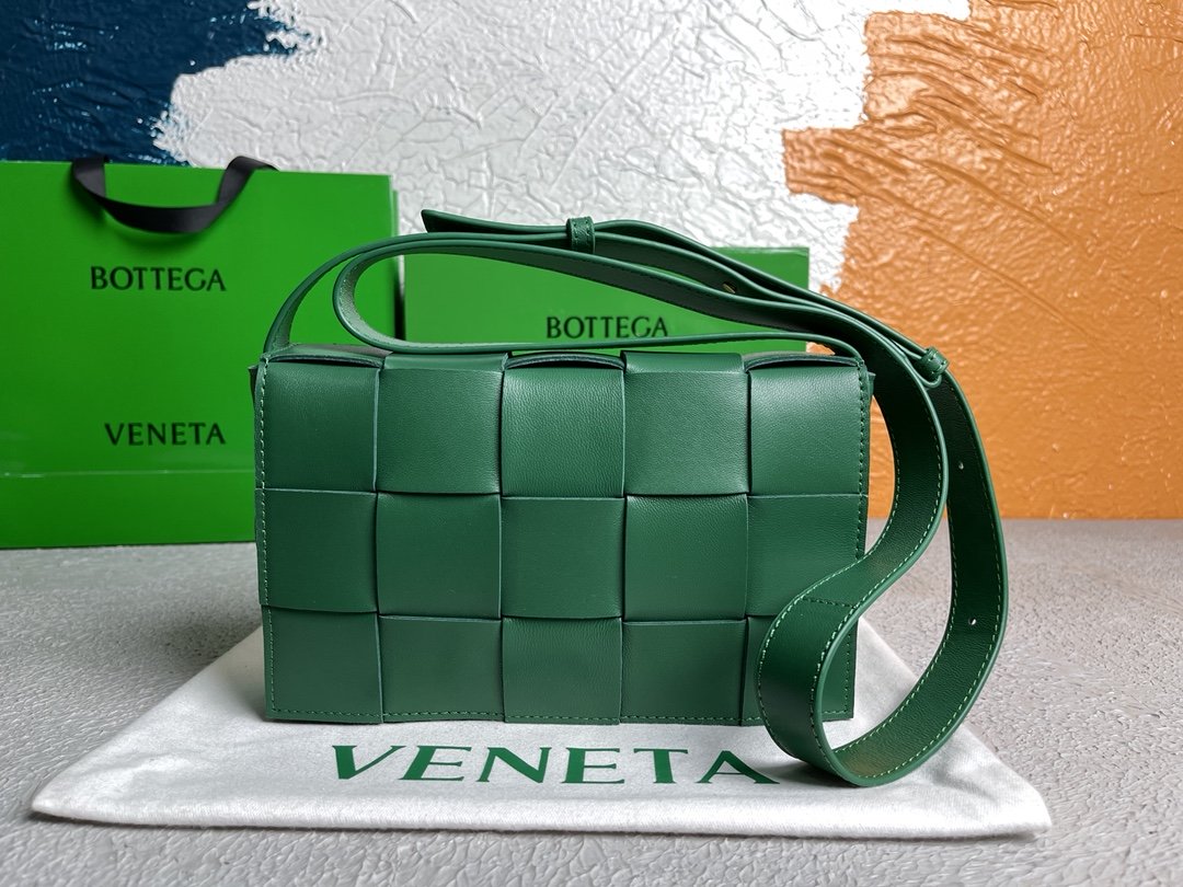 Bottega Veneta Cassette Green, For Women, Women’s Bags 9.1in/23cm