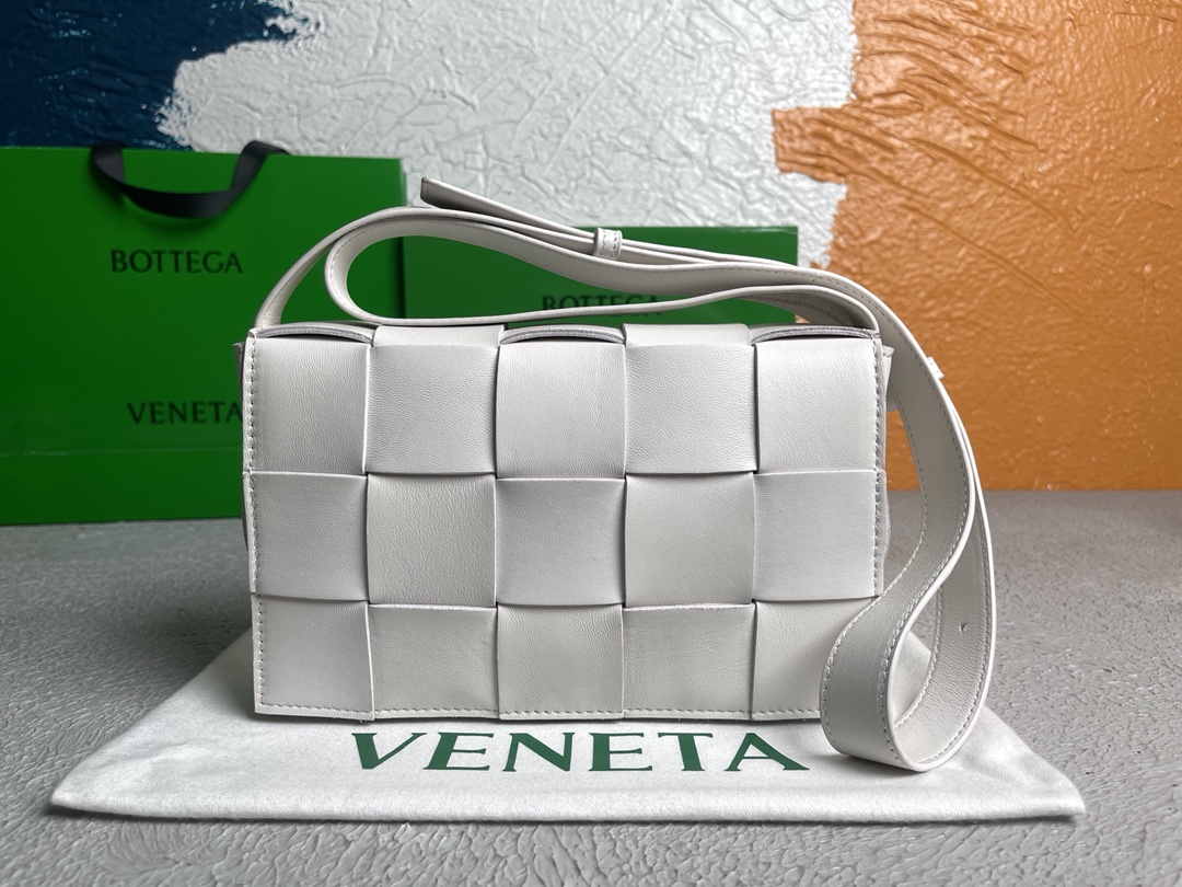 Bottega Veneta Cassette White, For Women, Women’s Bags 9.1in/23cm 578004VMAY19007