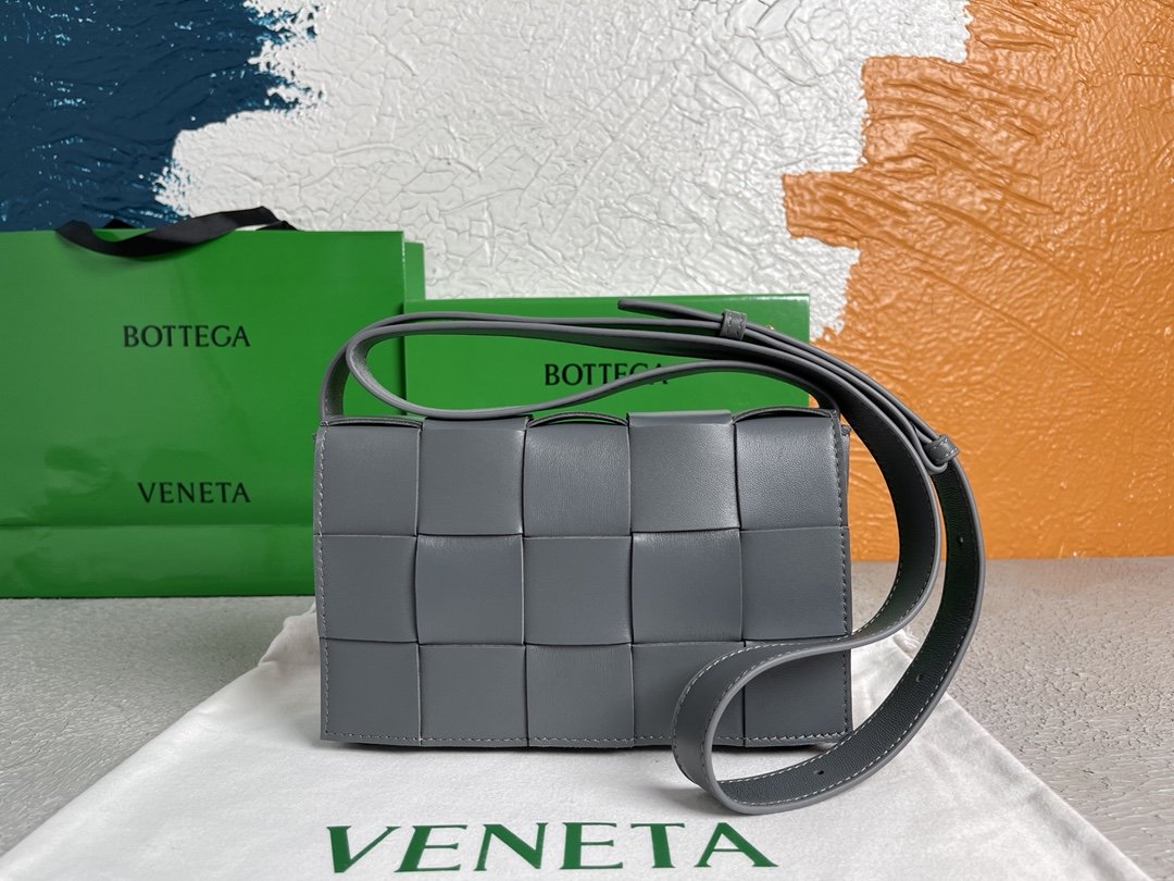 Bottega Veneta Cassette Thunder, For Women, Women’s Bags 9.1in/23cm 578004VMAY11242